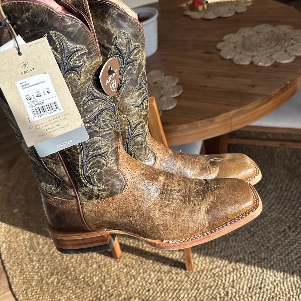 Ariat cowboss 10D brand new with tags